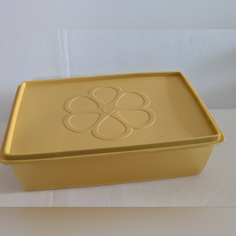 VINTAGE Rubbermaid Yellow Storage Container. 6 Quarts.